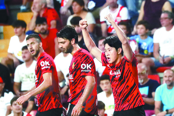 Mallorca striker Lee Kang-in, right, celebrates after scoring against Rayo Vallecano at Vallecas stadium in Madrid on Aug. 27. [EPA/YONHAP]