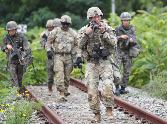 Soldiers from the South Korean and U.S. militaries conduct an explosive detection and removal drill near Gomo Station in Suseong District, eastern Daegu on Thursday. [YONHAP]