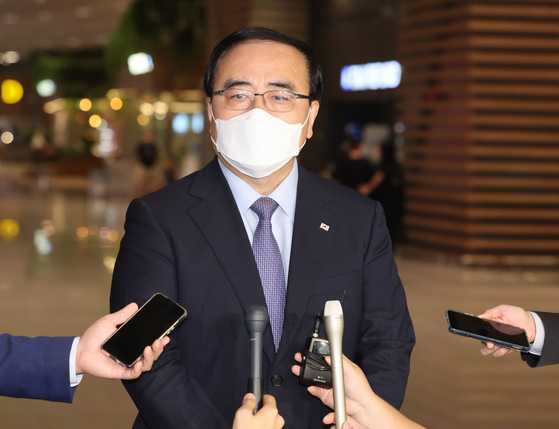 Korean National Security Advisor Kim Sung-han speaks to reporters at Incheon International Airport before taking off to Hawaii on Aug. 31. [YONHAP] 