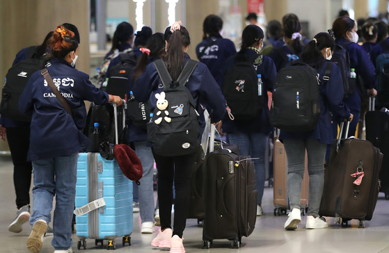 Foreign workers arrive at the Incheon International Airport on July 13. [NEWS1]