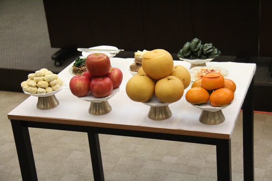 A simplified version of Korea's jesa meal for ancestral rites, which has a fewer number of dishes than the traditional meal, is displayed at the Korea Press Center in Jung District, central Seoul, on Monday ahead of the four-day Chuseok holiday. [YONHAP]