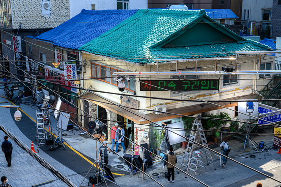A shooting set of the film “Waiting for Rain” (2021) starring Kang Ha-neul and Chun Woo-hee was filmed in Choryang-dong, Busan. [BUSN FILM COMMISSION]