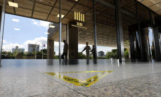 A photo line is marked at the entrance of the Seoul Central Prosecutors' Office in Seocho District, southern Seoul on Tuesday. Democratic Party Chairman Lee Jae-myung, was summoned by prosecution to answers questions Tuesday morning on allegations of making false statements in violation of election laws that day but did not to appear. [NEWS1]