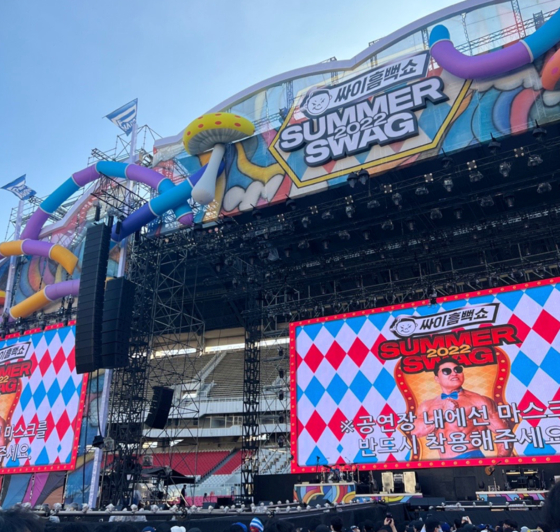 Thousands of people gather for Psy’s “Summer Swag 2022” show held at Jamsil Olympic Stadium in southern Seoul on July 15. [Han Shui-bin]