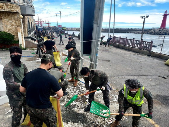 Soldiers help with recovery Tuesday in Haeundae District, Busan, after Typhoon Hinnamnor swept through earlier that day. [YONHAP]