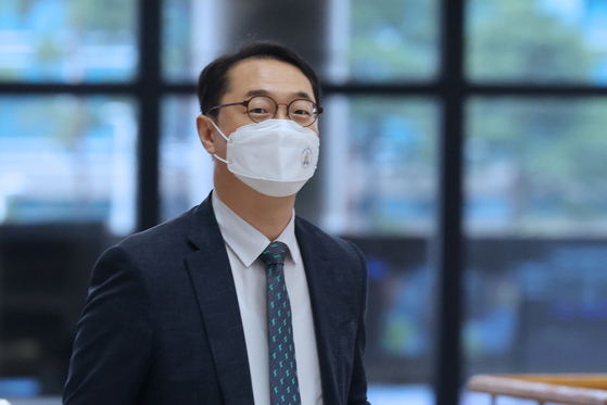 Special Representative for Korean Peninsula Peace and Security Affairs Kim Gunn at Gimpo Airport on Tuesday as he leaves for Tokyo. [YONHAP] 
