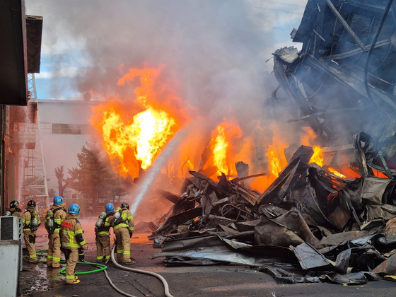 A massive fire broke out at Hyundai Steel's factory in Incheon on Tuesday morning. [NEWS1]