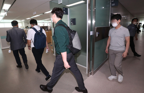 Prosecutors conduct a raid on the Gyeonggi Provincial Office in Gyeonggi as a part of its investigation into allegations that Lee making false statements during his presidential campaign related to a land development scandal during his time as Seongnam mayor. [NEWS1]