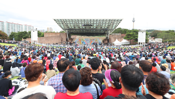 Audience members watch the live recording of KBS's ″National Singing Contest″ on Saturday at Dalseo District, Daegu. It was comedian Kim Shin-young's first time hosting the show. According to the district, there were some 30,000 people in attendance. [YONHAP]