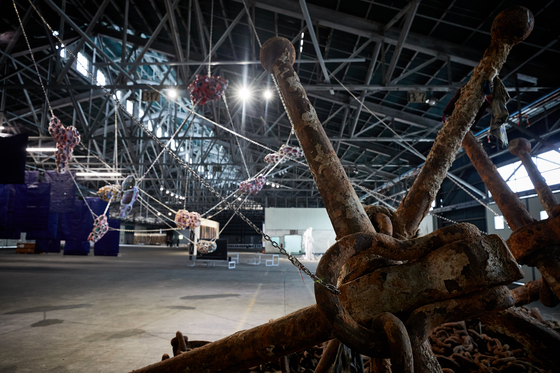 ″Chain Link Strategy″ (2022) and ″Void Extruction (Submarine)″ (2021) by Hyun Nahm, which are located in Pier 1 of Busan Port [BUSAN BIENNALE]