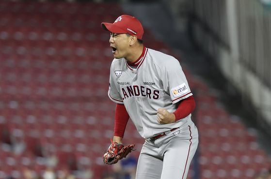 Kim Kwang-hyun of the SSG Landers reacts during a game against the LG Twins at Jamsil Baseball Stadium in southern Seoul on Wednesday. [YONHAP]