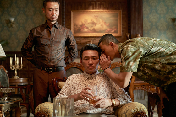 Hwang portrays the Korean drug lord Byun Yo-hwan, based on a real-life character of a drug lord named Cho Bong-haeng who operated a massive drug trafficking organization in Suriname between late 1990s and early 2000s. [NETFLIX]