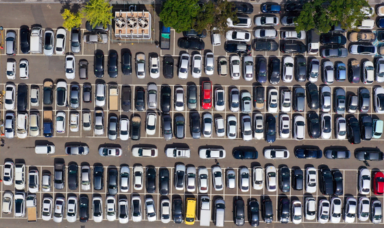 Vehicles damaged during Typhoon Hinnamnor fill a parking lot outside a sports arena in Pohang, North Gyeongsang on Wednesday. [YONHAP] 