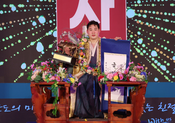 Lee Min-ho celebrates winning the Geumgang class for athletes under 90 kilograms at the Withus Pharmaceutical Chuseok Ssireum Competition on Saturday at Goseong-gun National Sports Center in Goseong, South Gyeongsang. [NEWS1]