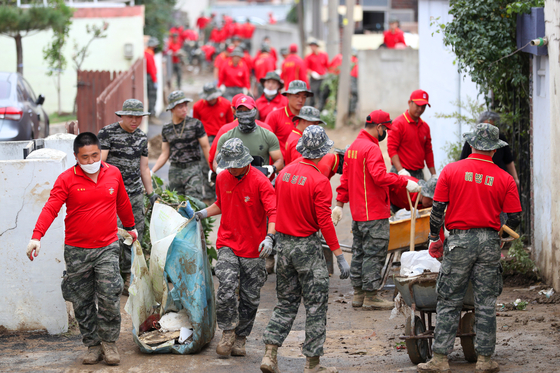 Marines clean mud and garbage in Pohang, North Gyeongsang, on Monday after Typhoon Hinnamnor severely battered the region on Sept. 6. [YONHAP]
