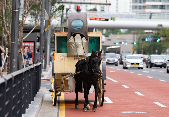 Uma Musume users held another horse buggy protest on Tuesday at Pangyo, Gyeonggi, where Kakao Games is headquartered at. [NEWS1]
