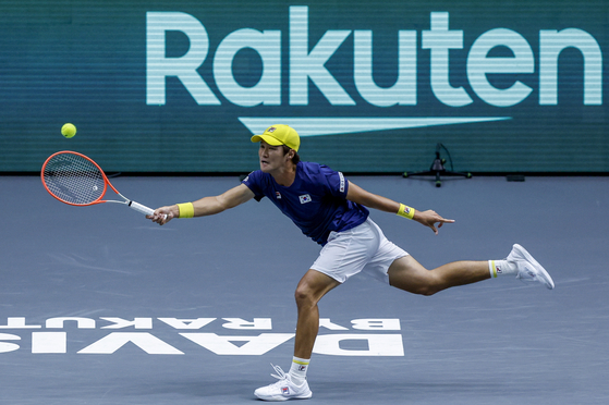 Kwon Soon-woo plays the ball against Canada's Felix Auger-Aliassime during their Davis Cup group B match in Valencia, Spain, on Tuesday. Kwon eventually beat Auger-Aliassime in two straight sets 7-6, 6-3. Korea lost the other singles match and doubles match against Canada to lose that round of the Davis Cup 2-1. [EPA/YONHAP]