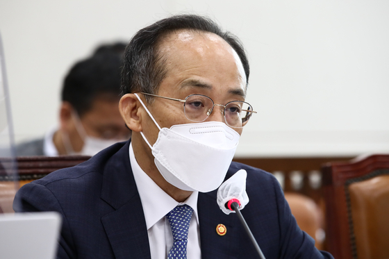 Finance Minister Choo Kyung-ho speaks during a parliamentary session on Thursday in southern Seoul. [JOINT PRESS CORPS]