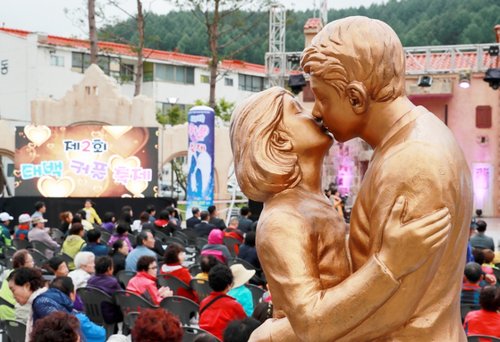The second Taebaek Couple Festival, held in July 2018 at the Descendants of the Sun Park in Taebaek, Gangwon. attracted 9,000 visitors. [TAEBAEK CITY]