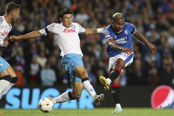 Rangers' Alfredo Morelos, right, is challenged by Napoli's Kim Min-jae during a Champions League Group A match at the Ibrox stadium in Glasgow, Scotland on Wednesday. [AP/YONHAP]