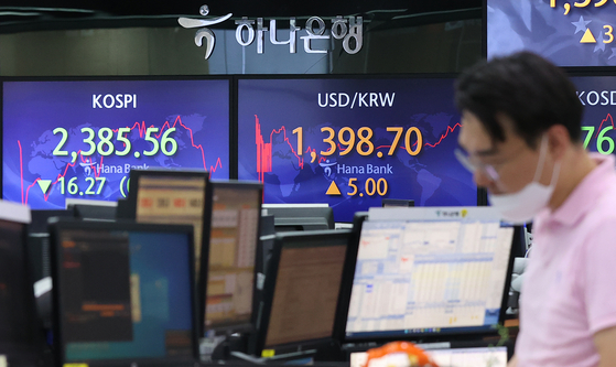  Electronic display boards at Hana Bank in central Seoul show market Friday. [YONHAP]