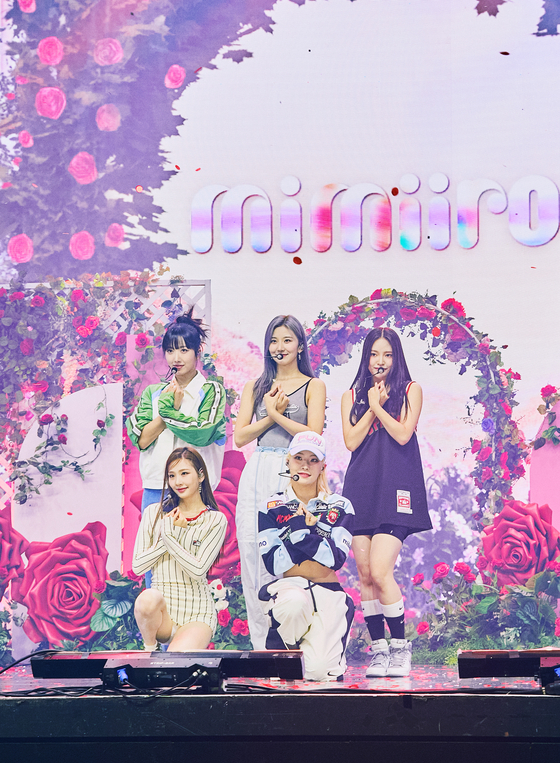 Girl group mimiirose performs its debut track "Rose" at Yes24 Live Hall in Gwangjin District, eastern Seoul, during its debut showcase on Sept. 16. [YES IM ENTERTAINMENT]