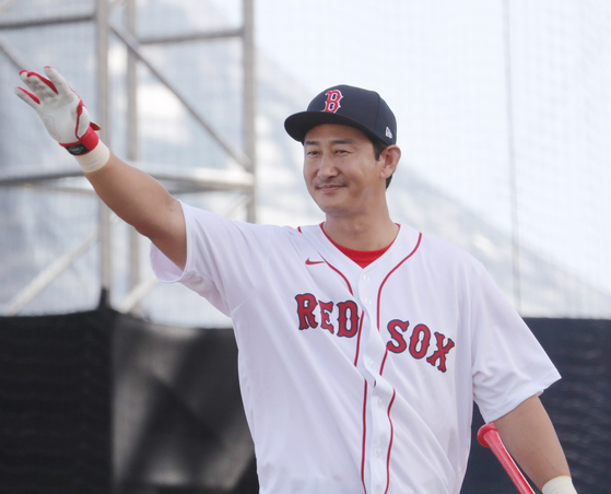 Park Yong-taik waves to the crowd during the FTX MLB Home Run Derby X at Paradise City hotel in Incheon on Saturday. [YONHAP]