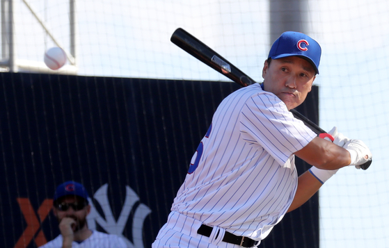 Lee Seung-yuop waits for a pitch during the FTX MLB Home Run Derby X at Paradise City hotel in Incheon on Saturday. [YONHAP]