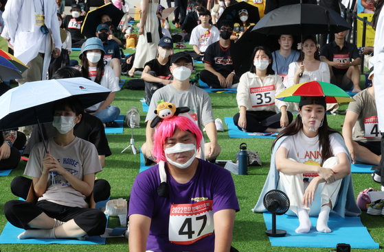 Partipants, including actor Um Hyeon-kyung on the right, zone out during the "2022 Han River Space-Out Competition” held on Sept. 18 at the Jamsugyo Bridge, located directly under Banpo Bridge which connects central Seoul’s Yongsan District and southern Seoul’s Seocho District. [YONHAP]
