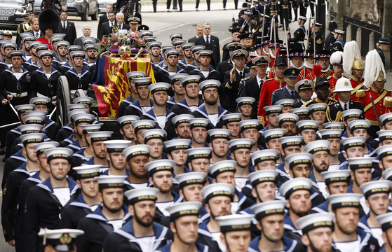 The coffin of Queen Elizabeth II makes its way to Westminster Abbey for the state funeral in London Monday. [REUTERS/YONHAP]