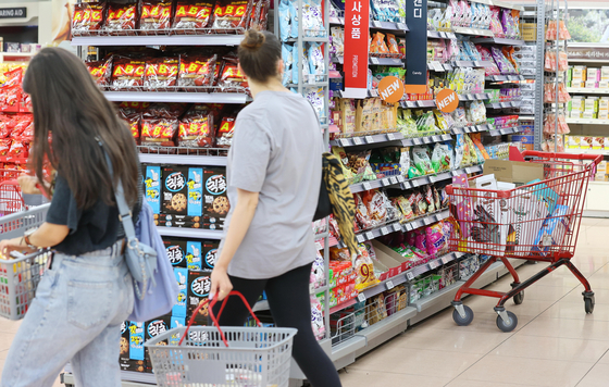 A supermarket in Seoul. Inflation is considered to be a major headwind to Korea's economic recovery, according to a survey by the OECD. [YONHAP]