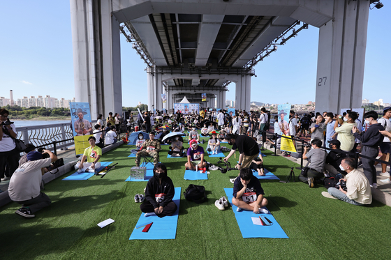 Participants zone out during the “2022 Han River Space-Out Competition” on Sept. 18. [YONHAP]