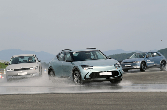 Vehicles on a wet circuit [HYUNDAI MOTOR]