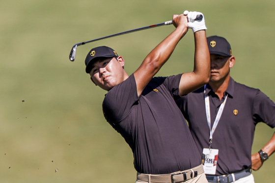 Kim Si-woo hits his second shot on the seventh hole during a practice round for the 2022 Presidents Cup at the Quail Hollow Club in Charlotte, North Carolina on Tuesday. [EPA/YONHAP]