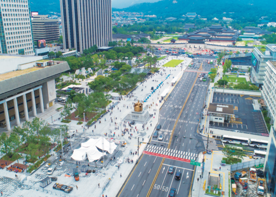 People visit Gwanghwamun Square, a major landmark in central Seoul, on Sunday, after it opened to the public after nearly two years of renovation. [YONHAP]