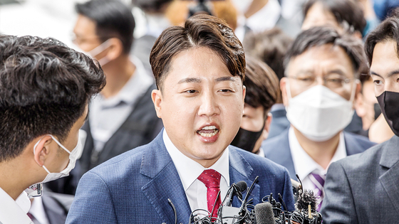 Lee Jun-seok, former chairman of the People Power Party, speaks to reporters at the Seoul Southern District Court in Yangcheon District, southern Seoul, on Sept. 14 to attend a hearing over a court injunction he filed to suspend the PPP’s emergency steering committee. [NEWS1]