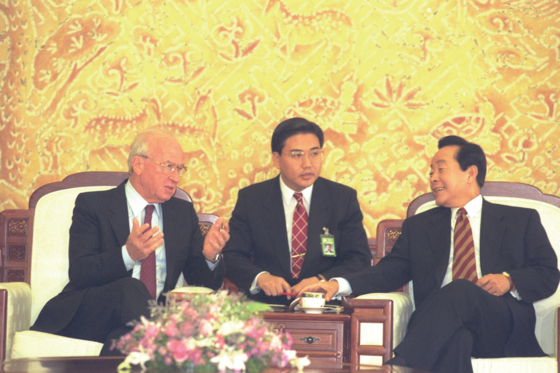 Israel's Prime Minister Yitzhak Rabin, left, speaks with Korean President Kim Young-sam at the Blue House in Seoul during the prime minister's visit in December 1994. [SA'AR YA'ACOV/ISRAEL GOVERNMENT PRESS OFFICE]