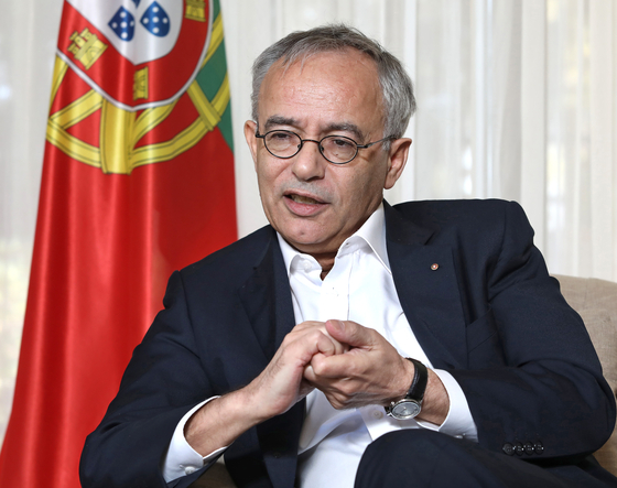 Portuguese Ambassador to Korea Manuel Antonio Goncalves de Jesus speaks with the Korea JoongAng Daily about the 60th anniversary of Portugal-Korea relations at the embassy in Seoul on April 5. [PARK SANG-MOON]