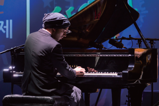 Israeli singer-songwriter Idan Raichel takes part in the Korea Foundation Cheonggyecheon World Music Festival October 2014. [KOREA FOUNDATION]