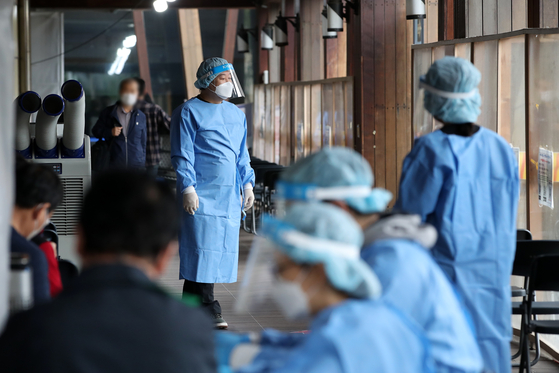 Health workers prepare to receive people who wish to be tested for Covid-19 at a testing center in Songpa District, southern Seoul, on Monday. [NEWS1]