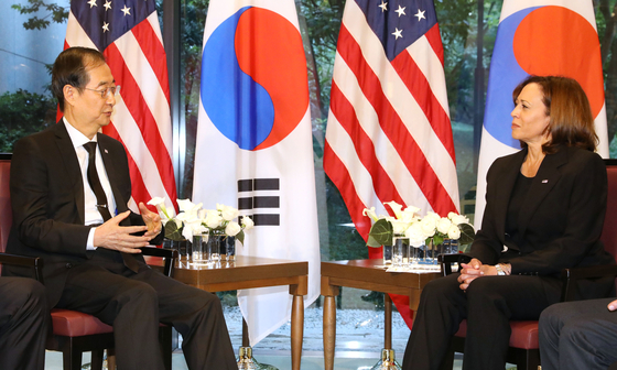 South Korean Prime Minister Han Duck-soo, left, holds talks with U.S. Vice President Kamala Harris at a Tokyo hotel on Tuesday. Han and Harris are in the Japanese capital to attend the state funeral for former Japanese Prime Minister Shinzo Abe. Harris will visit the Demilitarized Zone (DMZ) separating the two Koreas during a visit to South Korea this week, Han told reporters after the talks. [YONHAP]