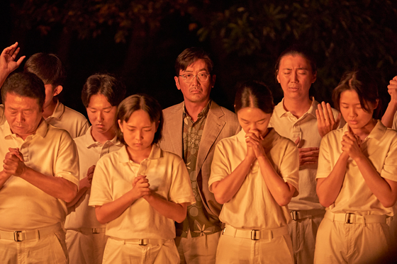 Ha, who had met with K on the set of the series, described him as “brawny and energetic.” Director Yoon Jong-bin described K as “as someone who’s really gone through the mill.” [NETFLIX]