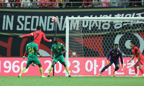 Son Heung-min heads in the opening goal for Korea in a friendly against Cameroon at Seoul World Cup Stadium in western Seoul on Tuesday.  [YONHAP]