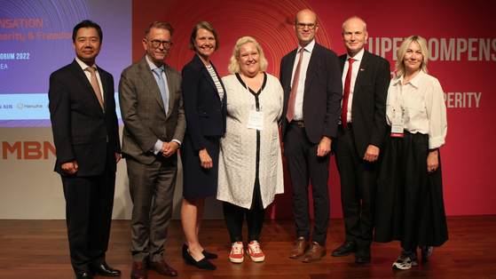 Heads of diplomatic missions of Finland, Norway, Sweden and Denmark in Korea join the speakers of the World Knowledge Forum in Seoul on Thursday. [EMBASSY OF DENMARK IN KOREA]