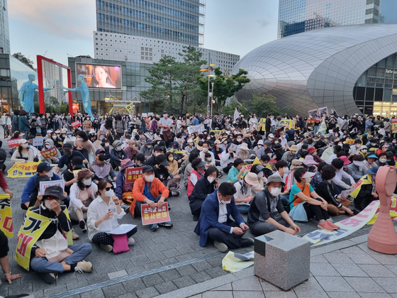 Residents of Mapo District protest Seoul's plan to build a waste incineration plant in the Sangam-dong neighborhood on Saturday. [LEE SU-MIN]