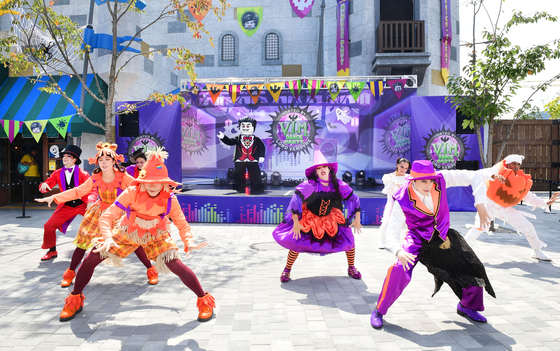 Dancers in Halloween costumes perform outside at the Halloween Monster Party event held at Legoland Korea Resort on Jungdo Island in Chuncheon, Gangwon, on Wednesday. [YONHAP]