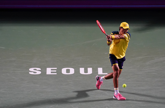 Kwon Soon-woo competes against Chung Yun-seong during the first round of the Eugene Korea Open on Tuesday at Olympic Park Tennis Center in southern Seoul. [YONHAP]