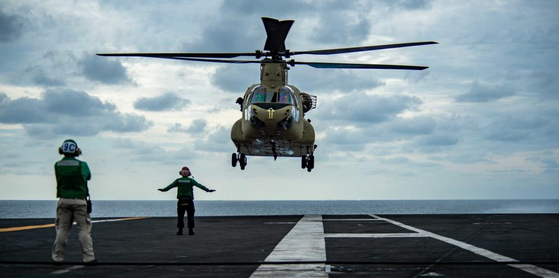A helicopter takes off from the USS Ronald Reagan aircraft carrier in the East Sea during a joint naval drill with South Korea's Navy on Wednesday. [YONHAP]