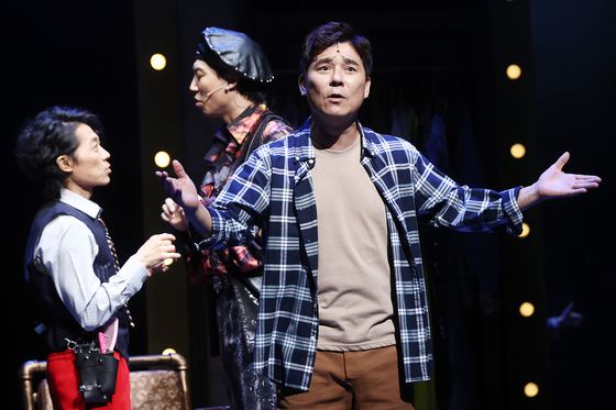 Singer and actor Im Chang-jung as Daniel Hillard during a scene from the musical ″Mrs. Doubtfire″ at Charlotte Theater in Songpa District, southern Seoul [YONHAP]
