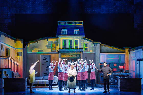 Singer and actor Im Chang-jung, middle, during a scene from the musical ″Mrs. Doubtfire″ at Charlotte Theater in Songpa District, southern Seoul [SEM COMPANY]